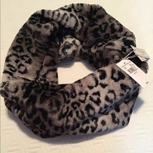 Silver leopard faux fur infinity scarf NWT😻